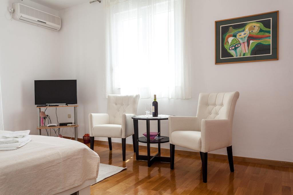 Rafael Apartment *